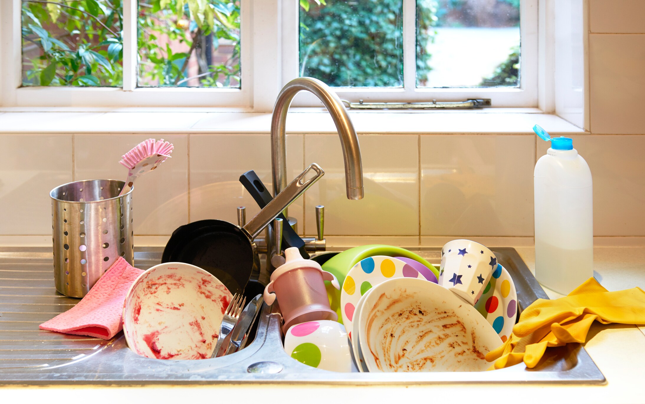 Tired mom documents cleaning strike on Twitter and her experience is so relatable