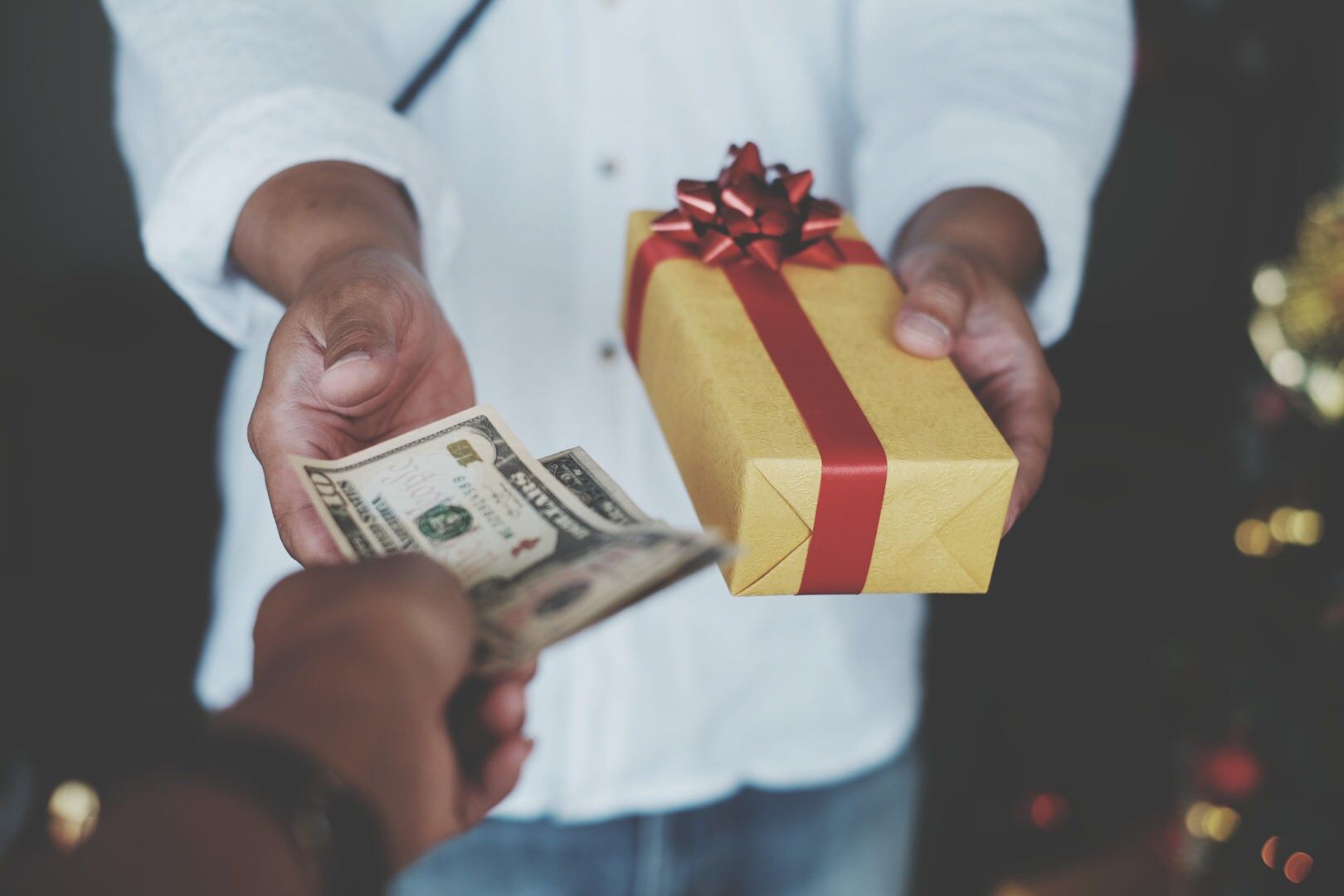 Holiday tipping guide: Who should you tip and how much?