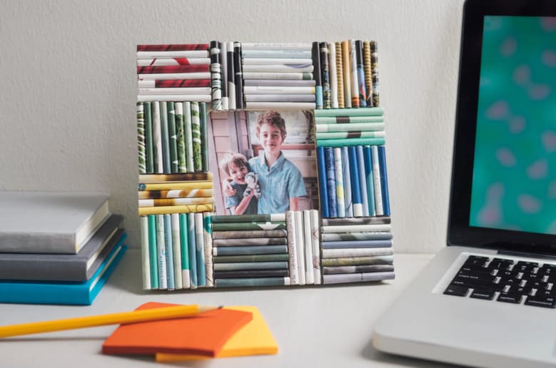 This DIY rolled paper photo frame is a Father’s Day gift that kids can make