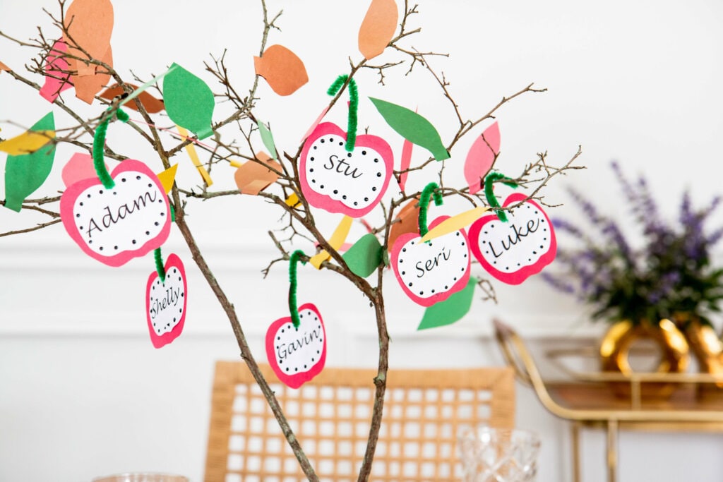 Kids can make a family hope tree in celebration of the Rosh Hashanah and Yom Kippur holidays.