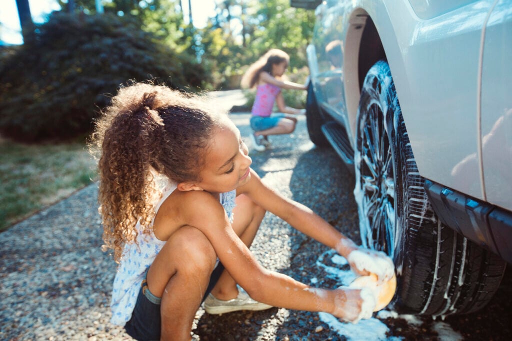  Laver la voiture est une chose amusante à faire lorsqu'ils s'ennuient pour les enfants 