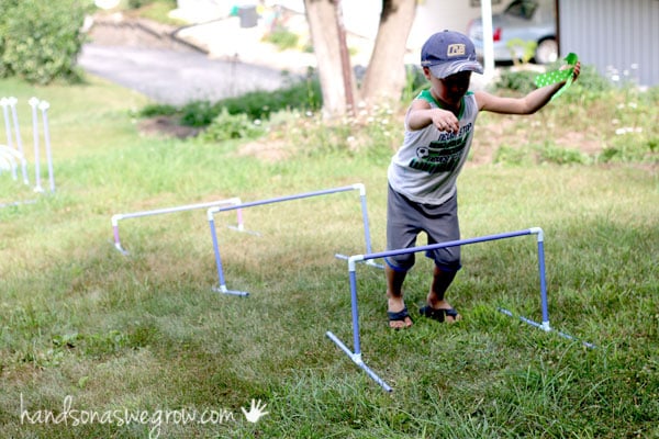 Das Erstellen eines DIY-Hindernisparcours macht Spaß, wenn Sie sich für Kinder langweilen
