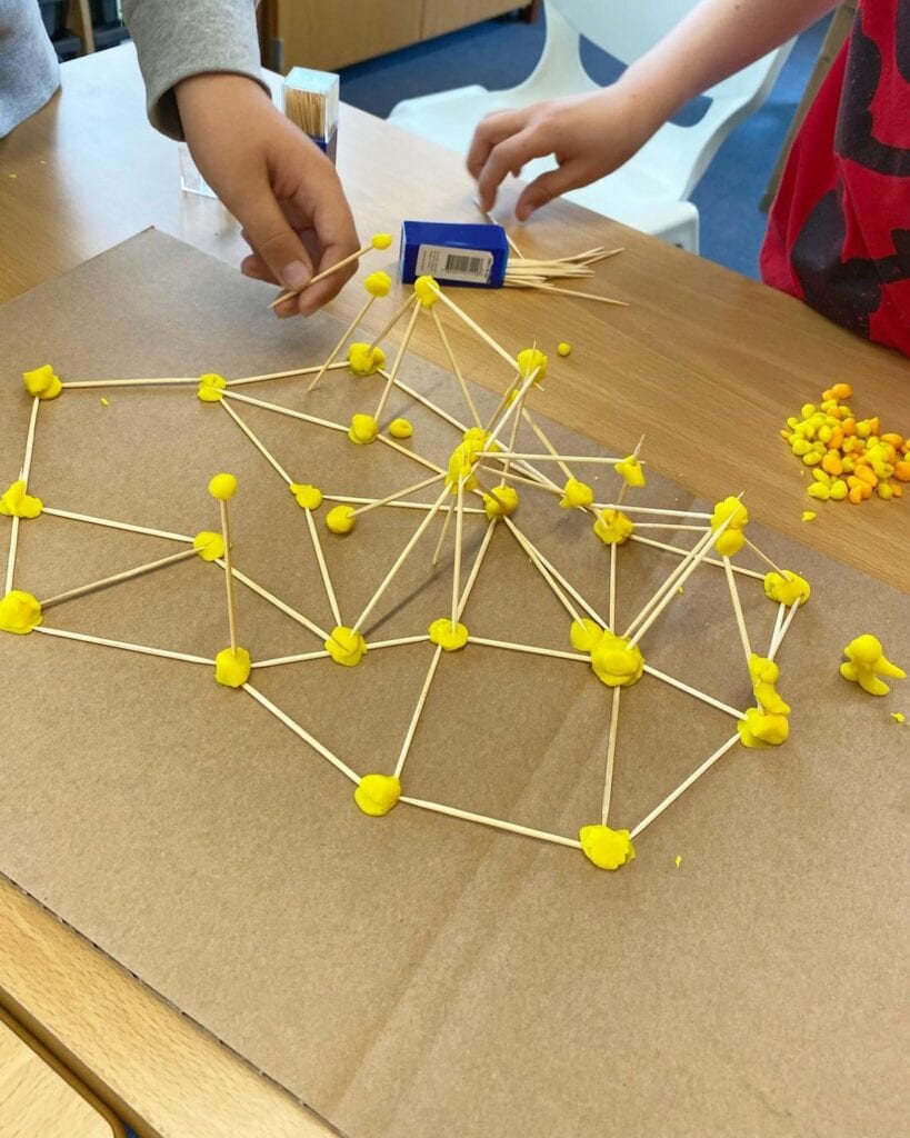  Construir esta actividad de tallo de torre de palillos de dientes es una actividad divertida para hacer cuando se aburre para niños