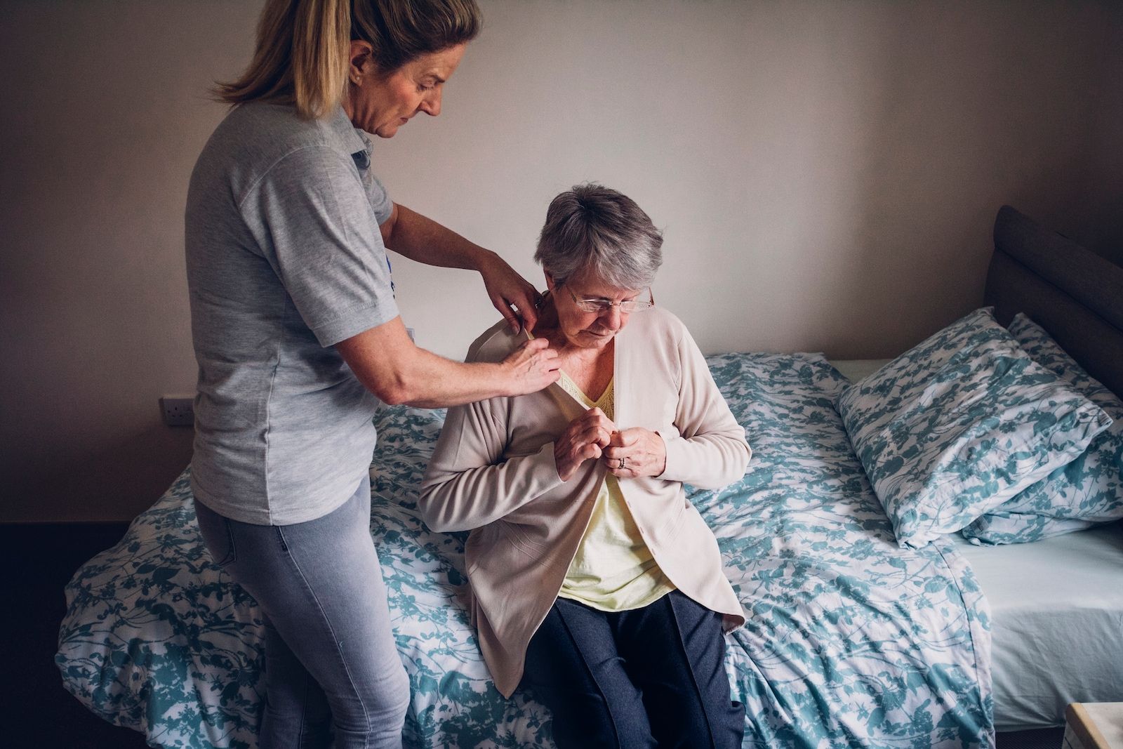 Elderly Bed Roll Over U Pillow Supports Cleaning up Patients