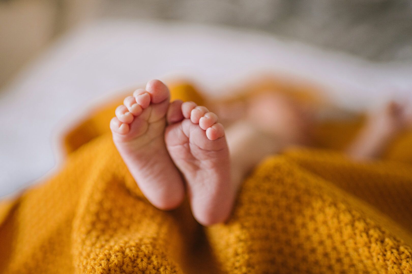 Mom issues urgent warning after stray hair around her baby’s toe lands