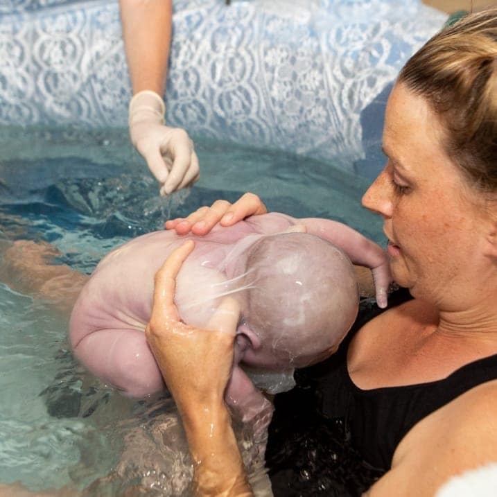 en caul birth baby born in amniotic sac