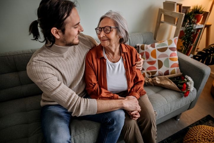 9 signs it’s time for an older loved one who has Alzheimer’s to move to a senior care facility