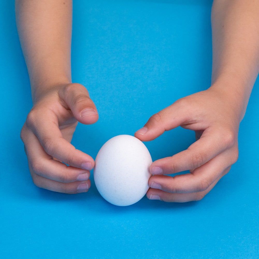 Balance an egg at noon on the day of the Dragon Boat Festival