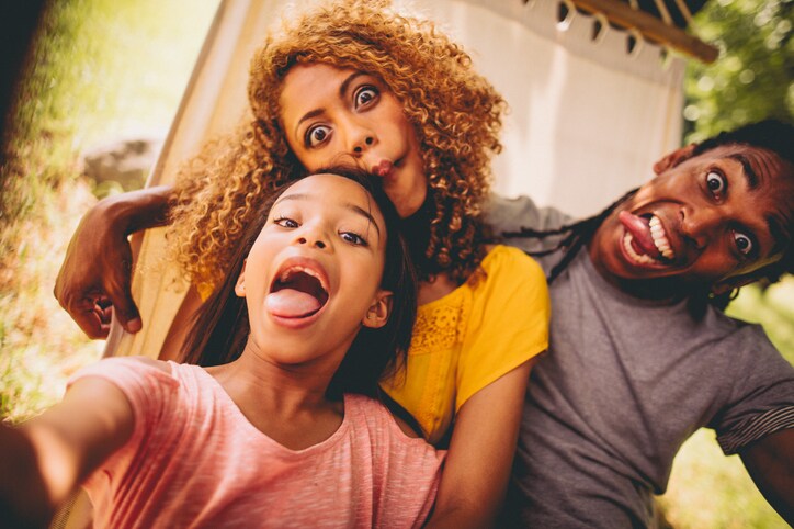 Mom jokes vs. dad jokes — because all parents deserve a mic drop