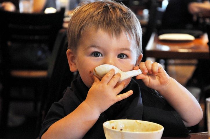 Restaurant bans kids under 10 and launches a heated debate among parents