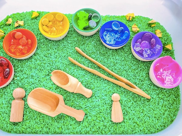 rainbow sensory bin