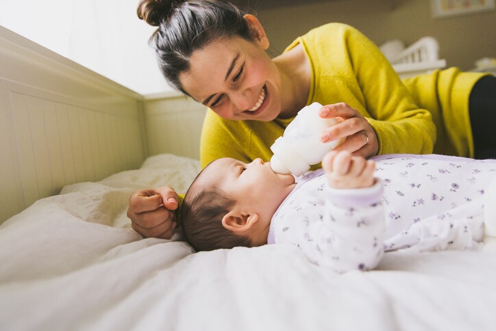 What is combination feeding? Expert tips to combine breastfeeding and formula