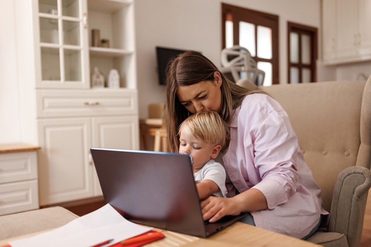 How working moms can balance their career and bonding with their toddler