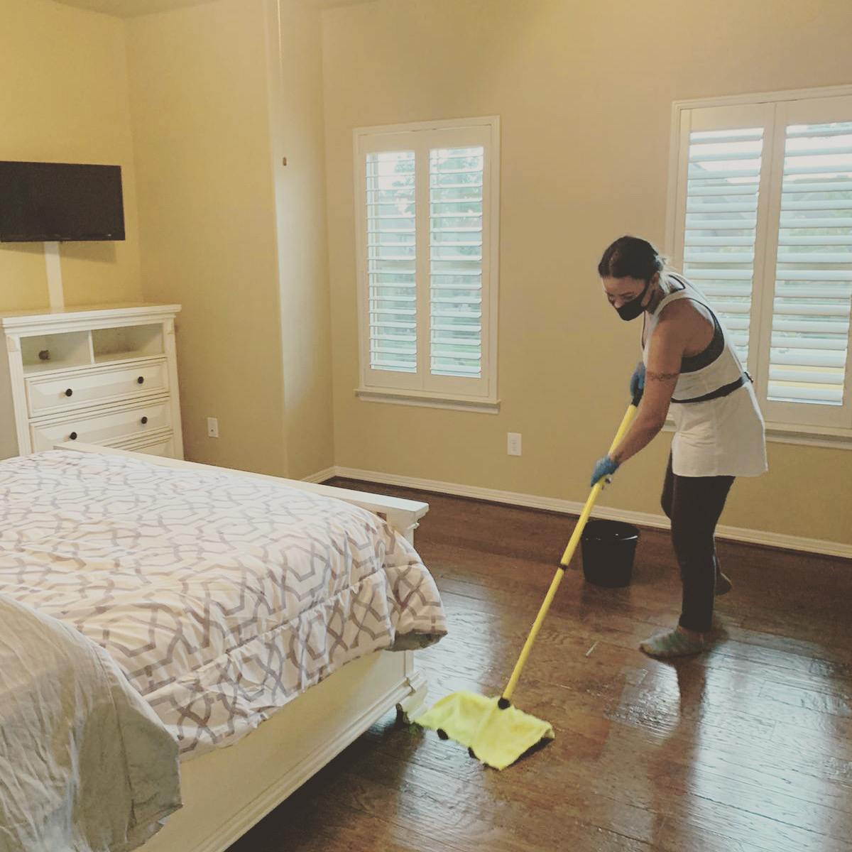 Yellow Sun Maids's Photo