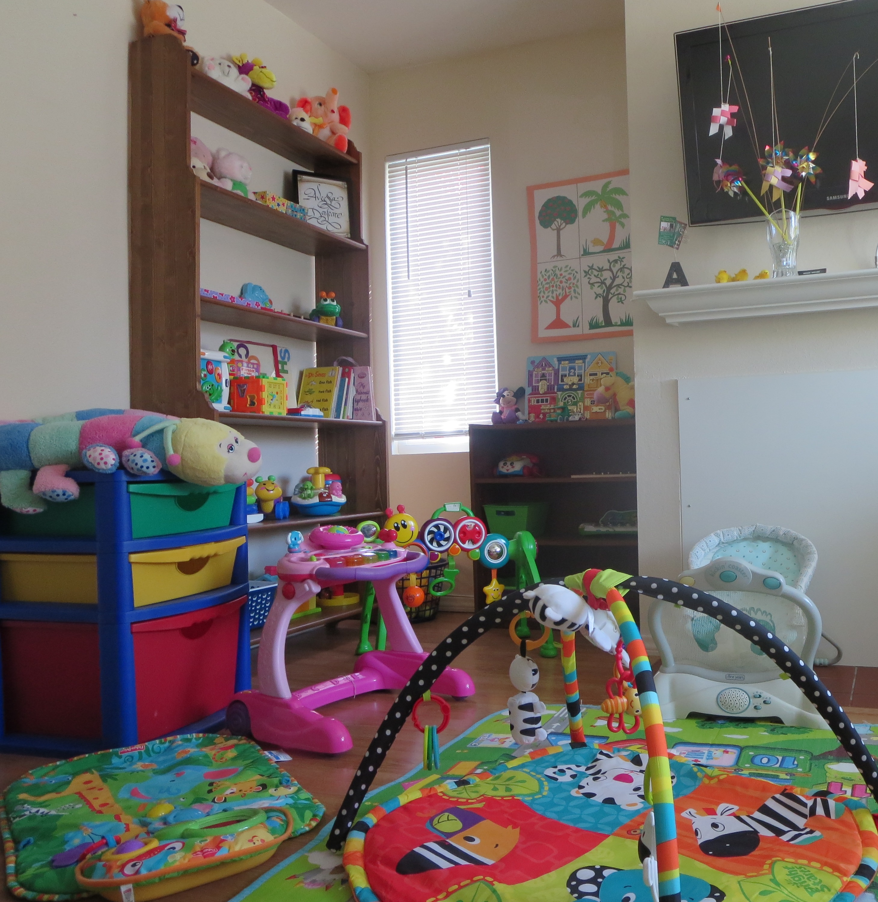 Aveesa Daycare Logo