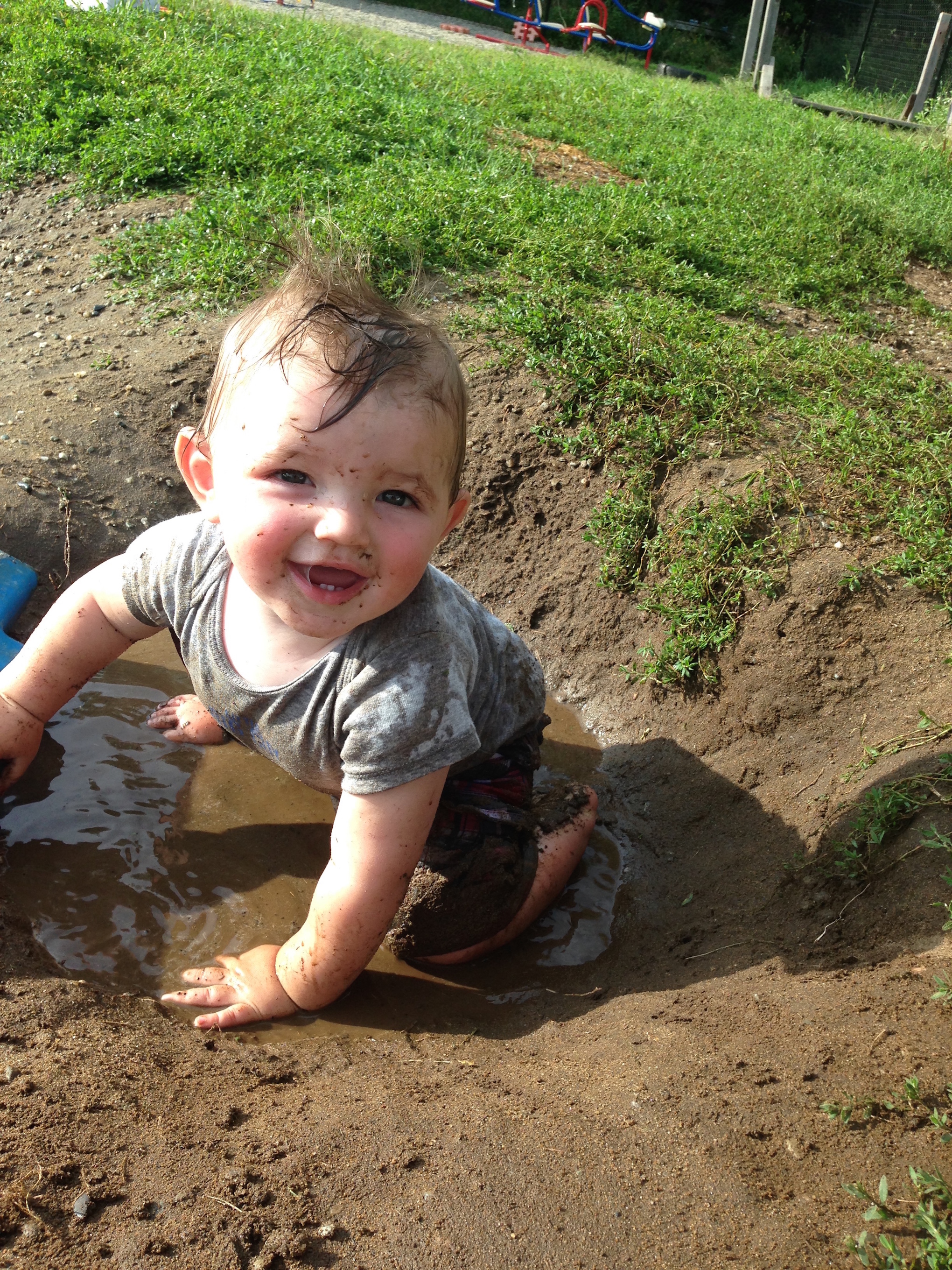 Muddy Hands Preschool & Childcare Center, Essex Logo